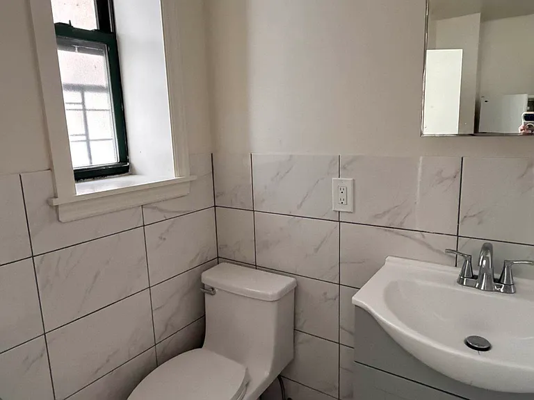 220 E 18th St #33 — Photo 2