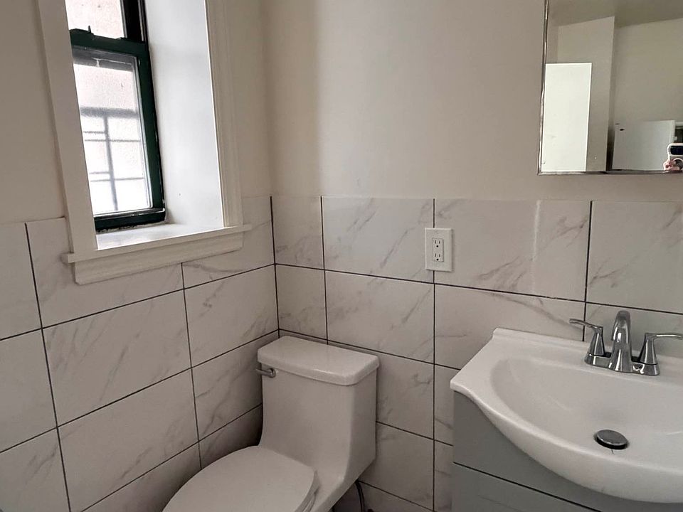 2nd image of 220 E 18th St #33