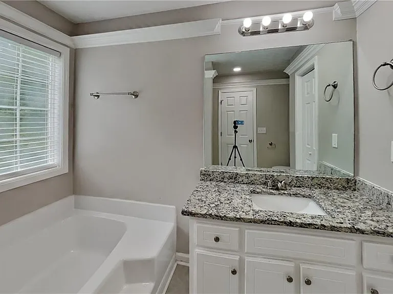 5333 Highpoint Rd — Photo 7
