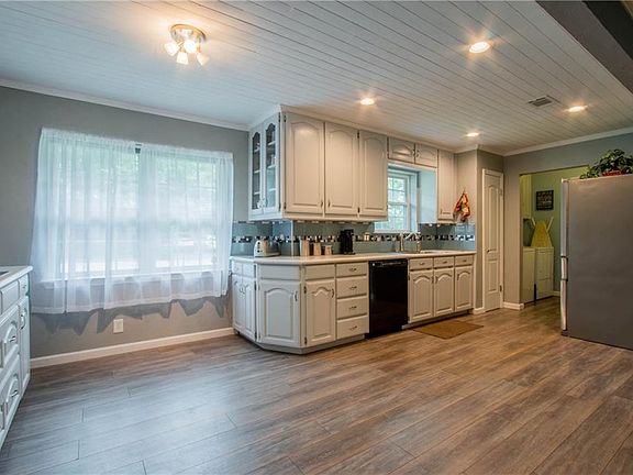 5th image of 1001 Bedford Ct W