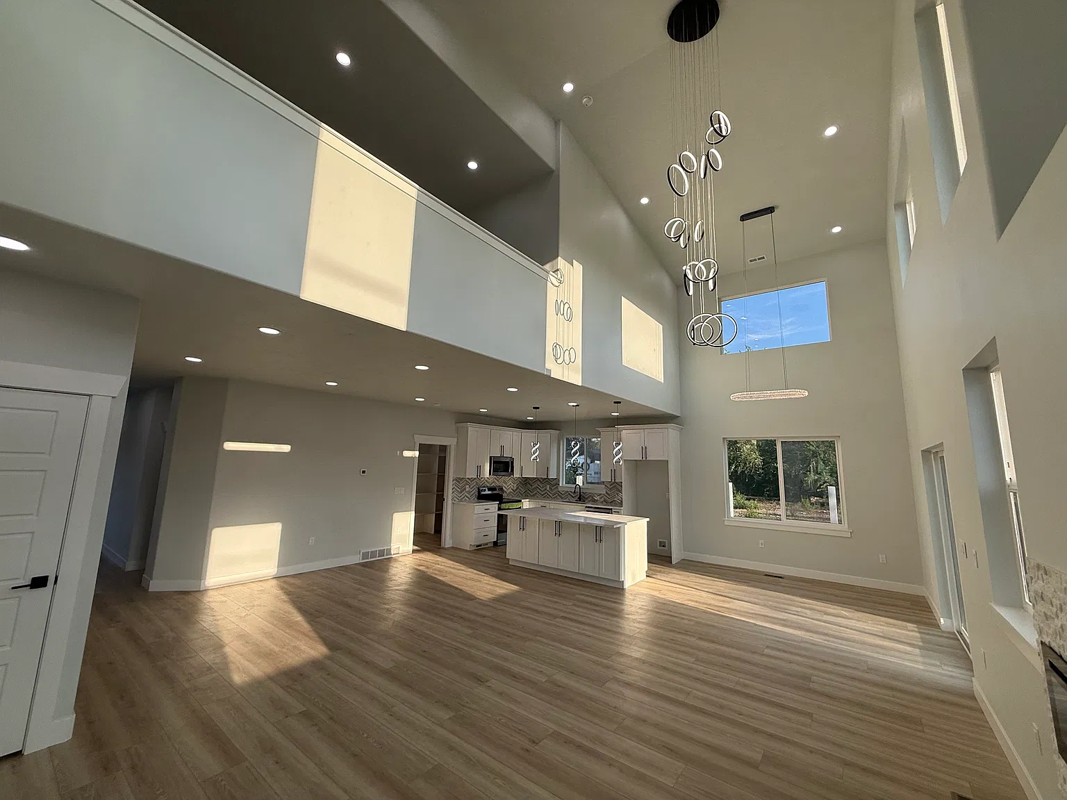 3 bed, 2.5 bath, 3400 sqft, $2,700 — Photo 3