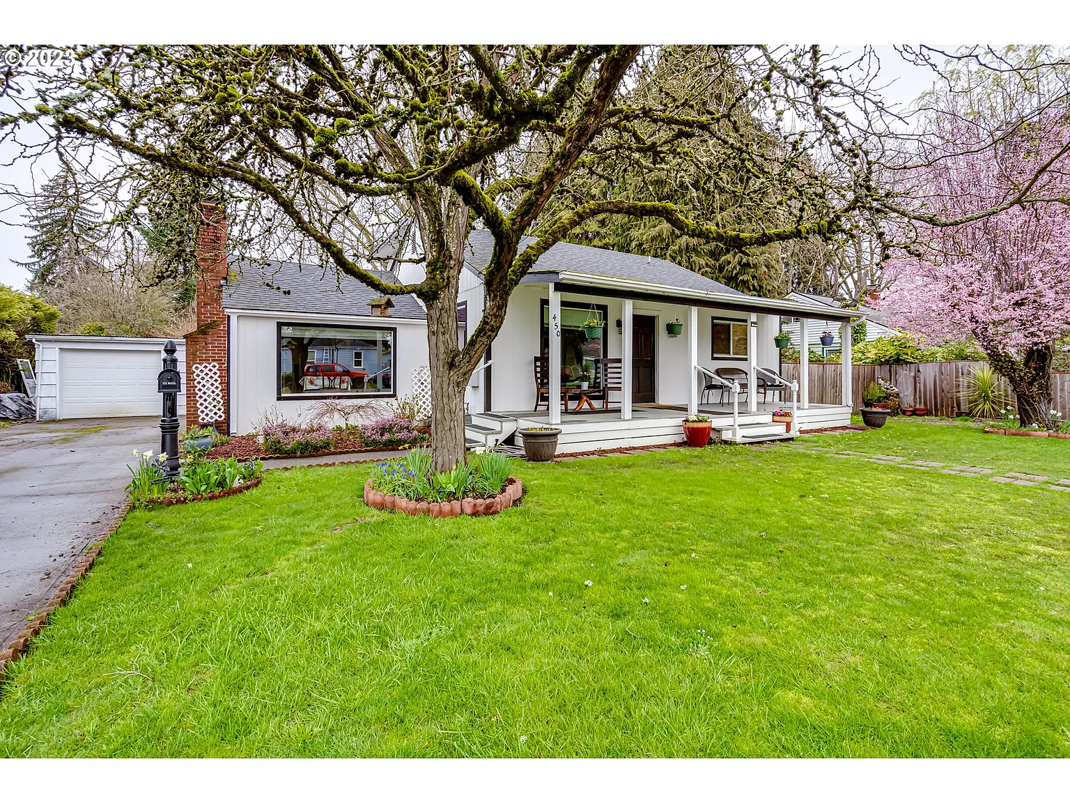 450 Louis St photo 1