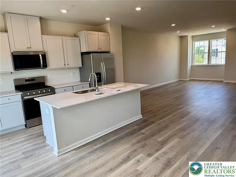 8203 Alexander Ct — Photo 10