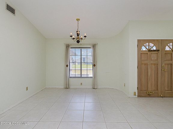 5th image of 2062 Bottlebrush Dr