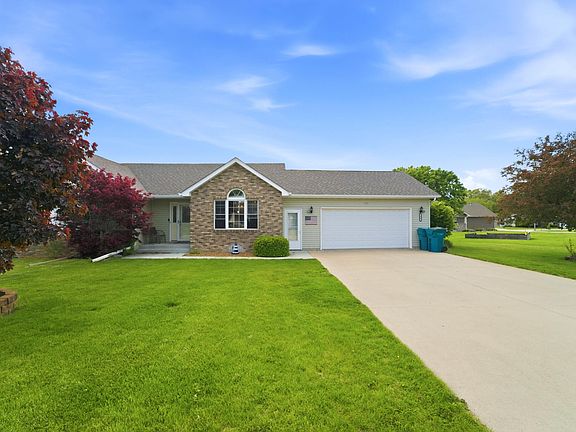 2nd image of 324 Forsythia St SE