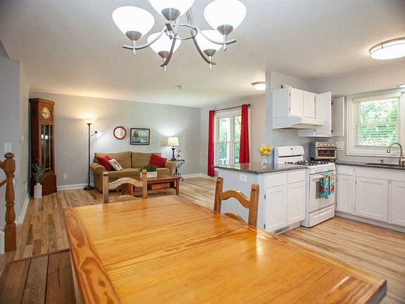 3rd image of 899 Britta Ln