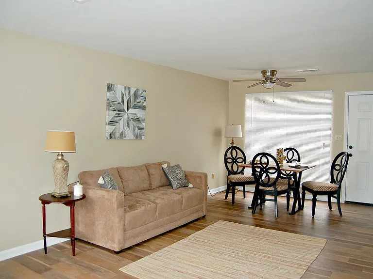 104 Hillsboro Ln — Photo 2