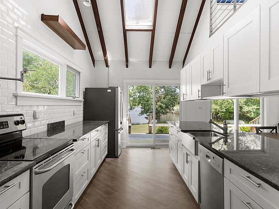 4th image of 8 Margarets Dr