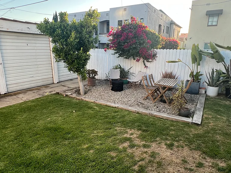 1025 S Curson Ave — Photo 7