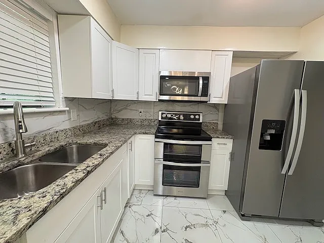 3 bed, 1.5 bath, 2304 sqft, $1,750 — Photo 1