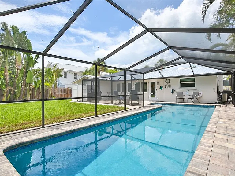 211 Island Cir — Photo 32