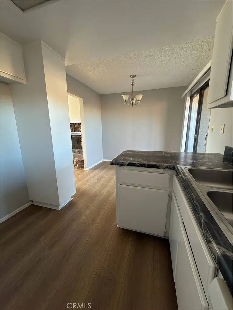 2 bed, 927 sqft, $1,599 — Photo 2