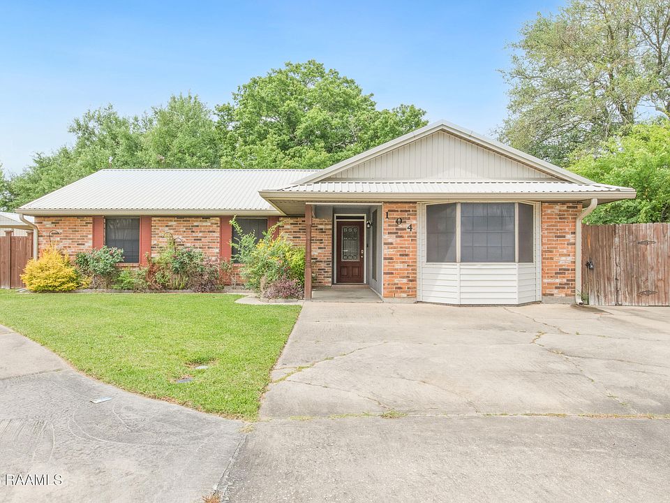 1st image of 104 Burgundy Cir