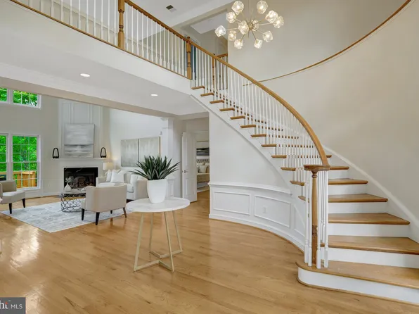 5252 Winter View Dr, Alexandria, VA 22312
