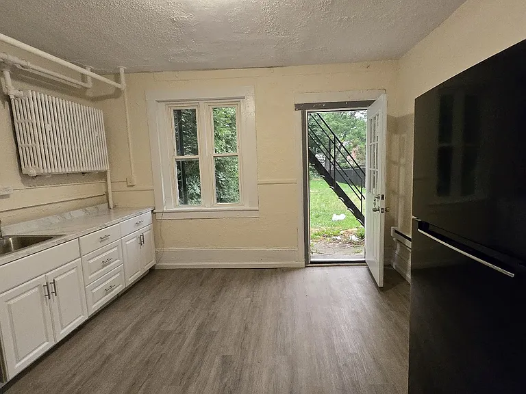 144 Montgomery St #1B — Photo 4