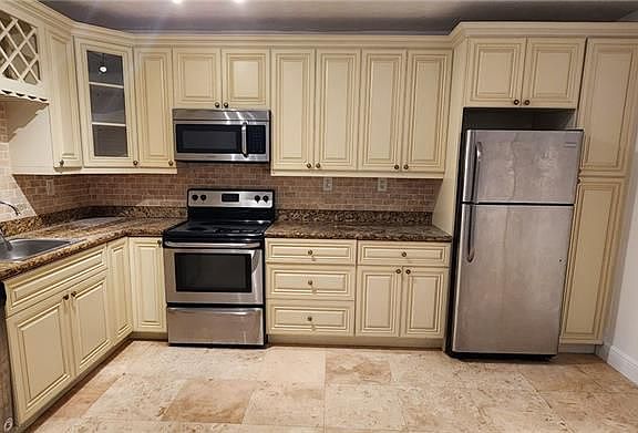 5th image of 530 NE 15th Ct APT 4