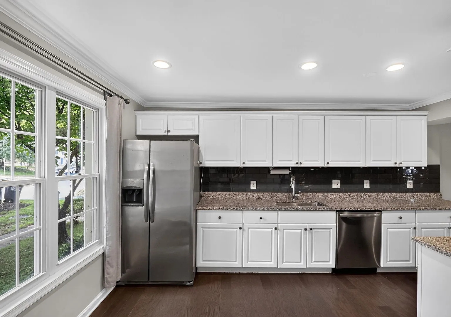 4br Burke Centre Townhome | 3 Finished Levels | Rent As Low As $3,400 With Long-Term Lease — Photo 4