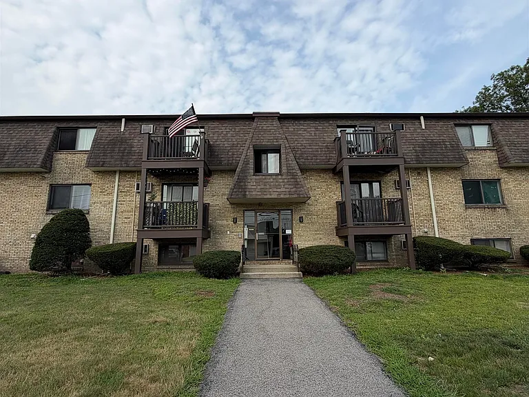 12 Tiffany Rd #3 — Photo 2