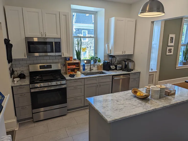 3504 Ainslie St — Photo 9