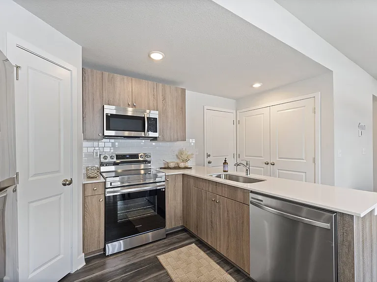 Barry West Townhomes — Photo 11