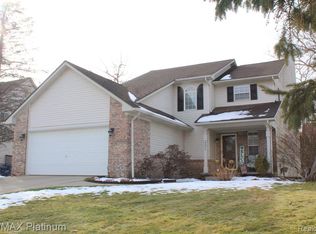 421 Pine Creek Ct, Waterford, MI 48327