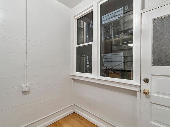5th image of 625 Ashbury St #5