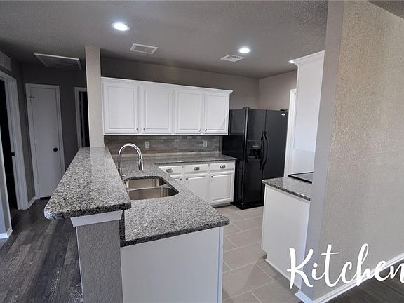 5th image of 425 Leopard Lily Dr