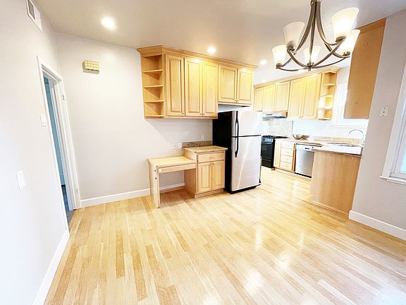 4th image of 33 Moulton St