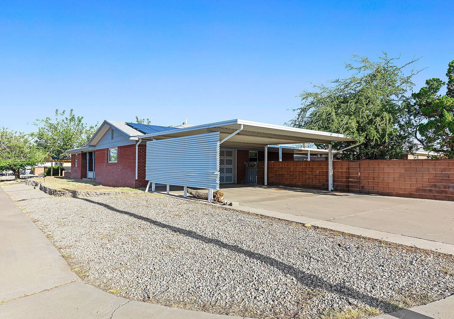 3 Bedroom home with Solar Panels — Photo 3