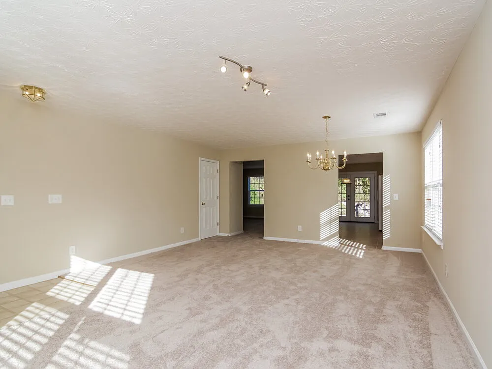 5 bed, 2.0 bath, 2328 sqft, $2,210 — Photo 2