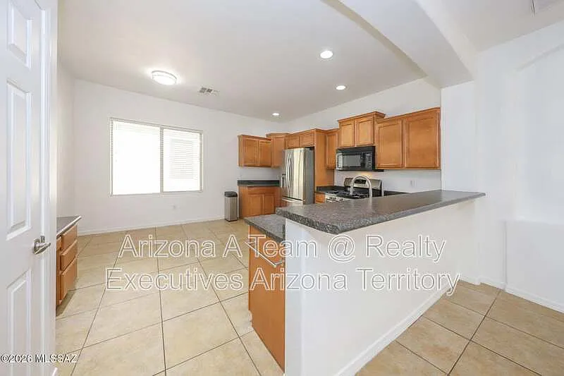 3 bed, 2.0 bath, 1898 sqft, $2,095 — Photo 3