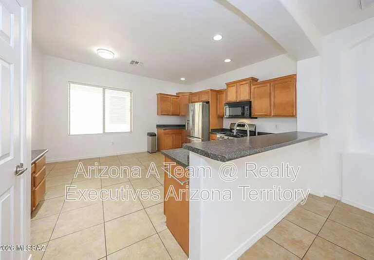 10401 E Yew Pl — Photo 3