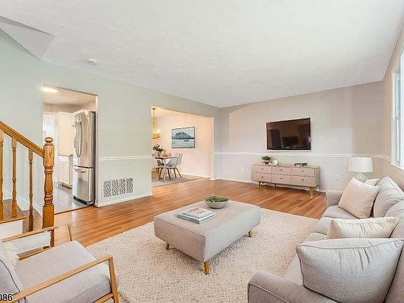 3rd image of 10 Lynnfield Ter