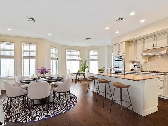 5th image of 305 Metzger Dr