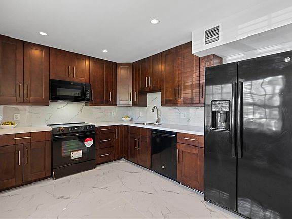 4th image of 3970 Oaks Clubhouse Drive #103