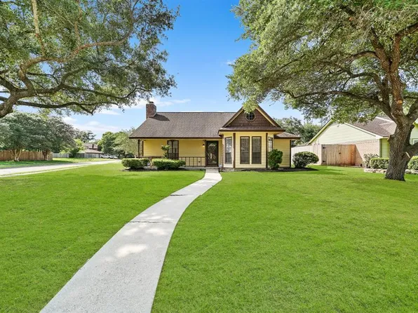501 Huckleberry Drive, Lake Jackson, TX 77566