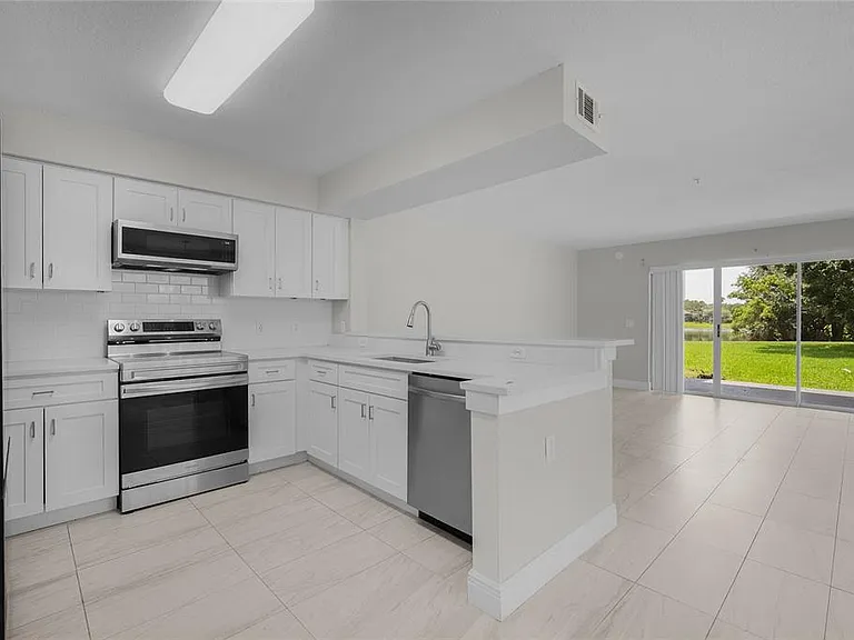 13929 Fairway Island Dr #818 — Photo 4