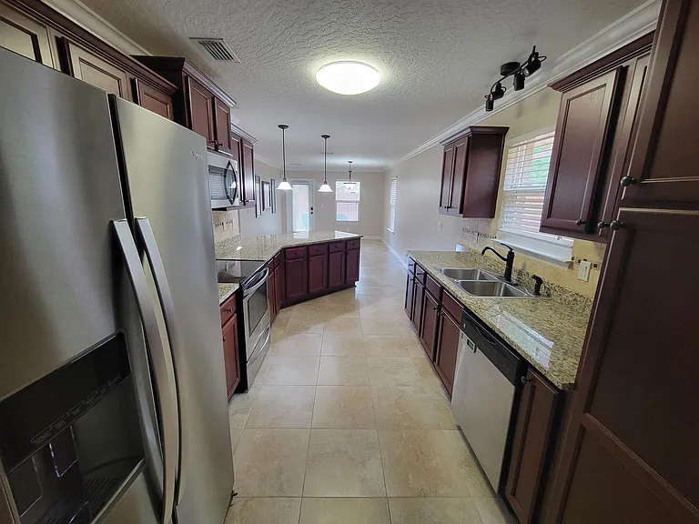 712 Hazel Dr — Photo 17
