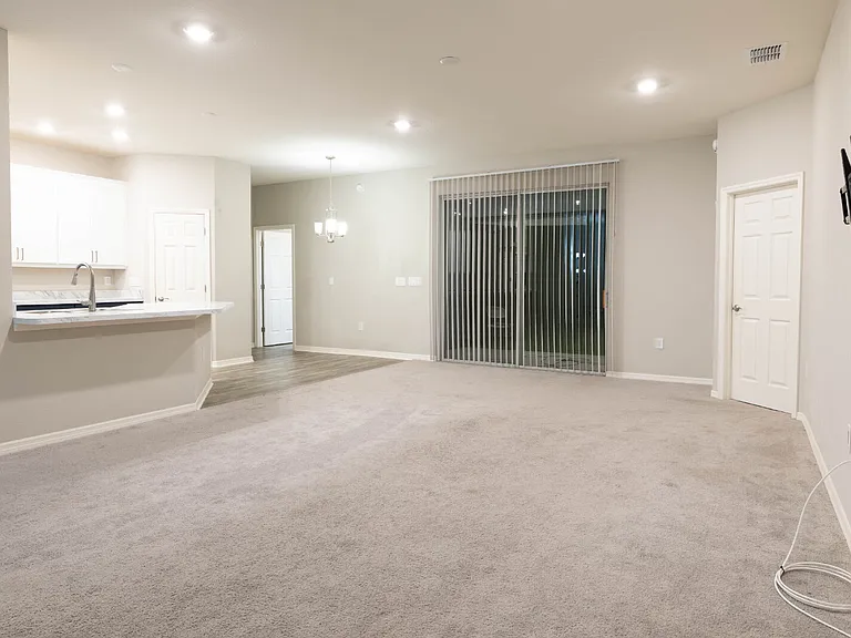 1069 Montgomery Ln — Photo 10