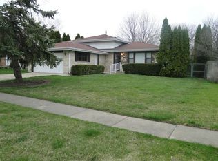 1916 W Spring Ridge Dr, Arlington Heights, IL 60004