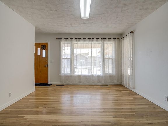 3rd image of 905 10th St