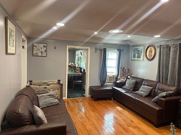 4th image of 221 Trenton St