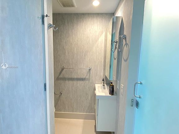 5th image of 501 NE 31st St #2804