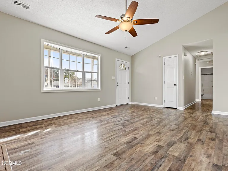 305 Foxridge Ln — Photo 12