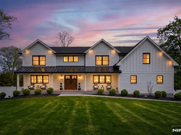 101 Tam O Shanter Dr, Mahwah, NJ 07430