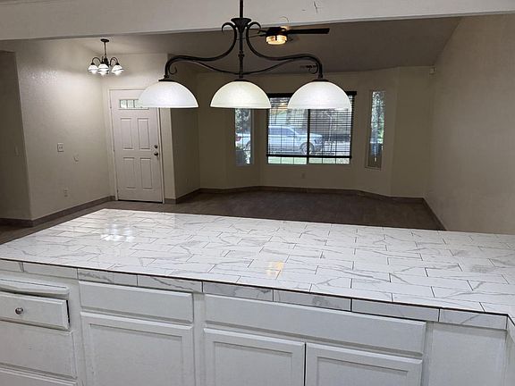 5th image of 409 W Packwood Ave