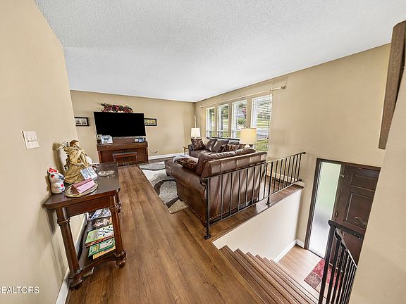3rd image of 229 Newport Rd