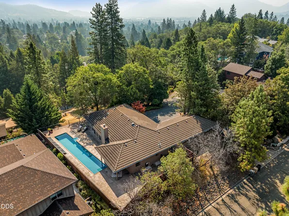 1615 NW Olmar Dr, Grants Pass, OR 97526