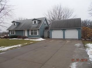 2762 Centerview Rd, Muscatine, IA 52761