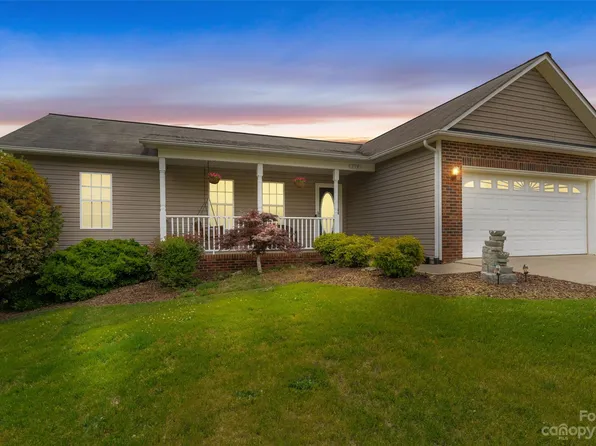 204 Pine Meadows Cir, Hickory, NC 28601